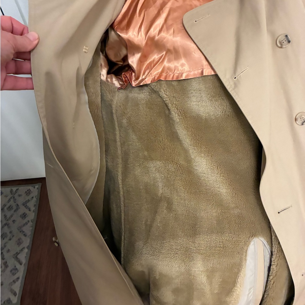 Classic Tan Trench Coat. No smoking. A very warm coat. No flaws - Picture 3 of 11